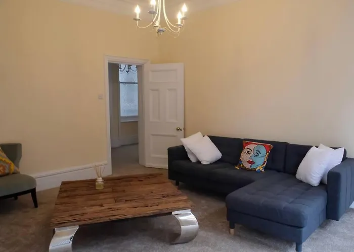 4 Bedrooms Apartment Hyde Park