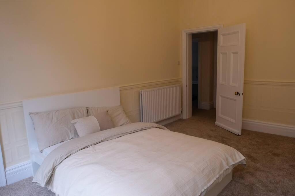 4 Bedrooms Hyde Park Apartment