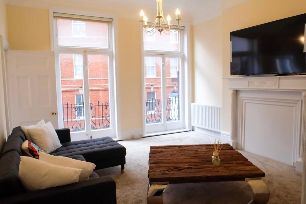 4 Bedrooms Hyde Park Apartment *