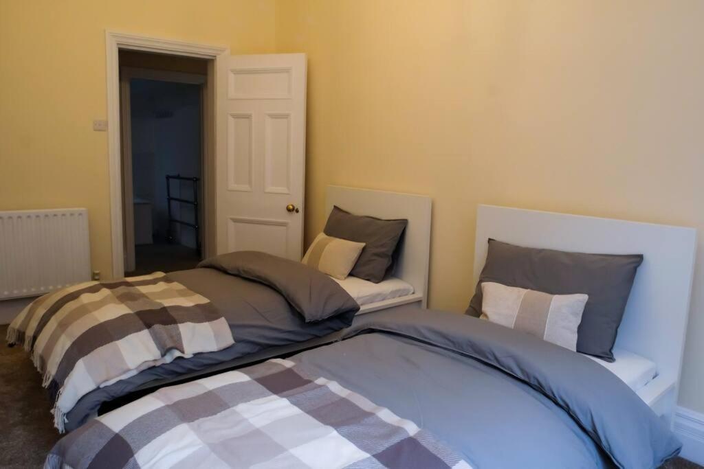 4 Bedrooms Hyde Park
