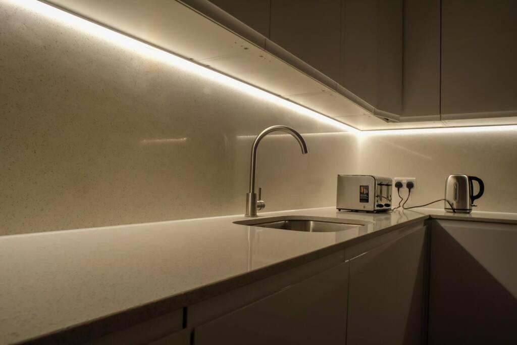 4 Bedrooms Hyde Park