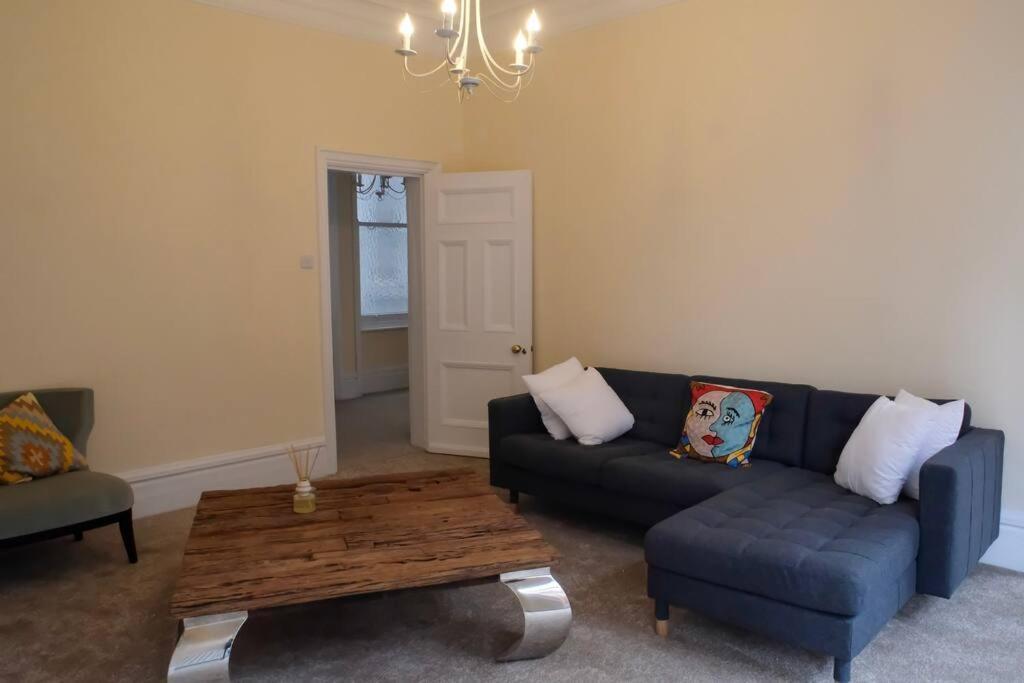 4 Bedrooms Hyde Park